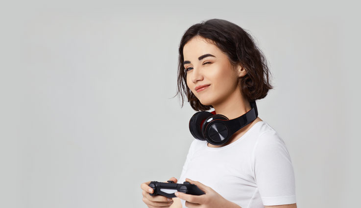 nő játszik kézi konzolon